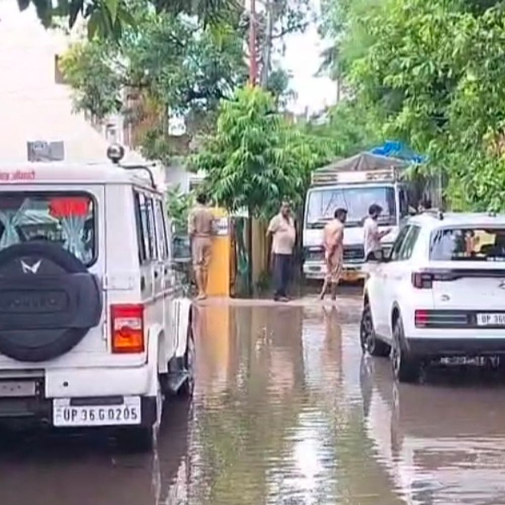 बारिश से अमेठी में जलभराव:एसडीएम ने छोड़ा आवास, कस्तूरबा विद्यालय से मशीन से निकाला पानी