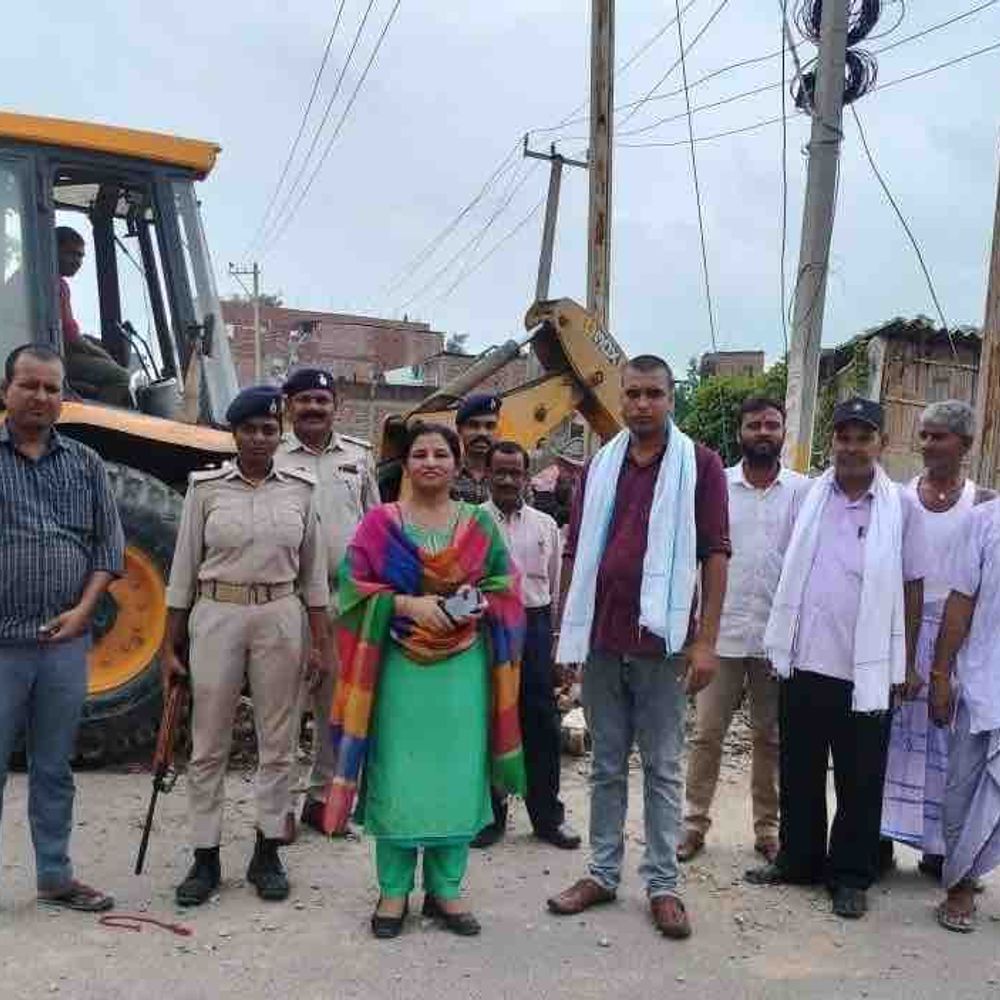 शिवहर में यात्री शेड को किया गया ध्वस्त:SDM के आदेश पर चमनपुर चौक में प्रशासन ने चलाया बुलडोजर, हो रही थीं दुर्घटनाएं