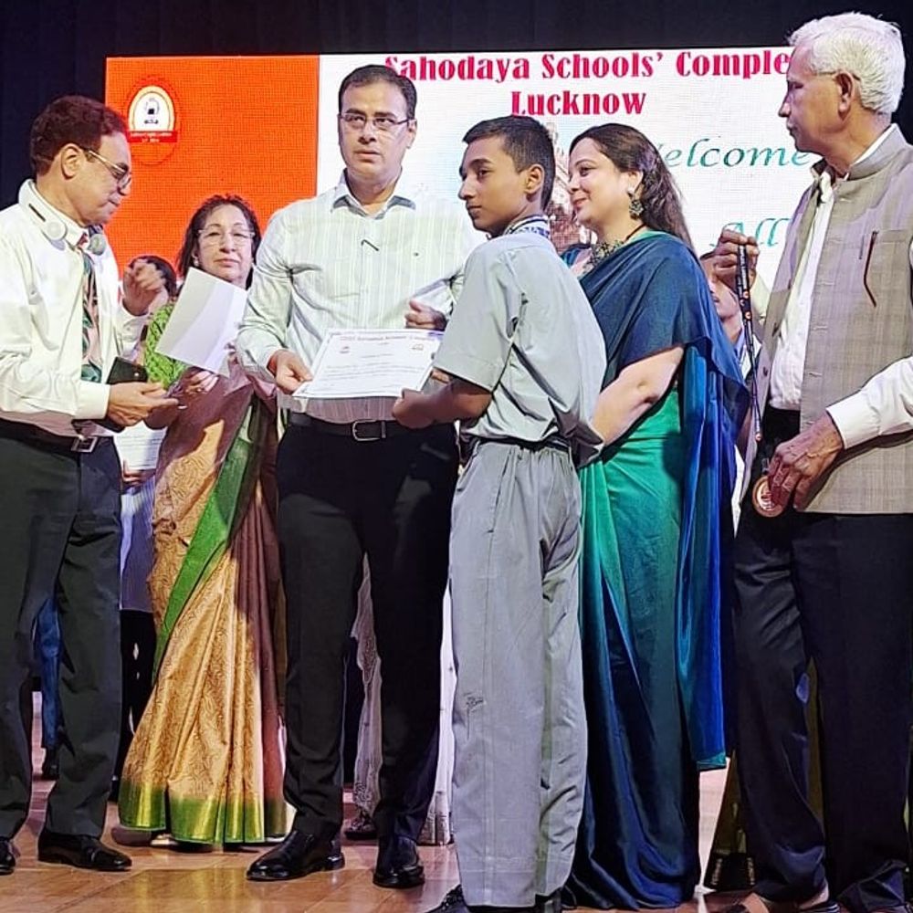 लखनऊ में सीबीएसई टॉपर्स का सम्मान:अभिभावकों की मौजूदगी में छात्रों को पदक और प्रमाण पत्र मिले