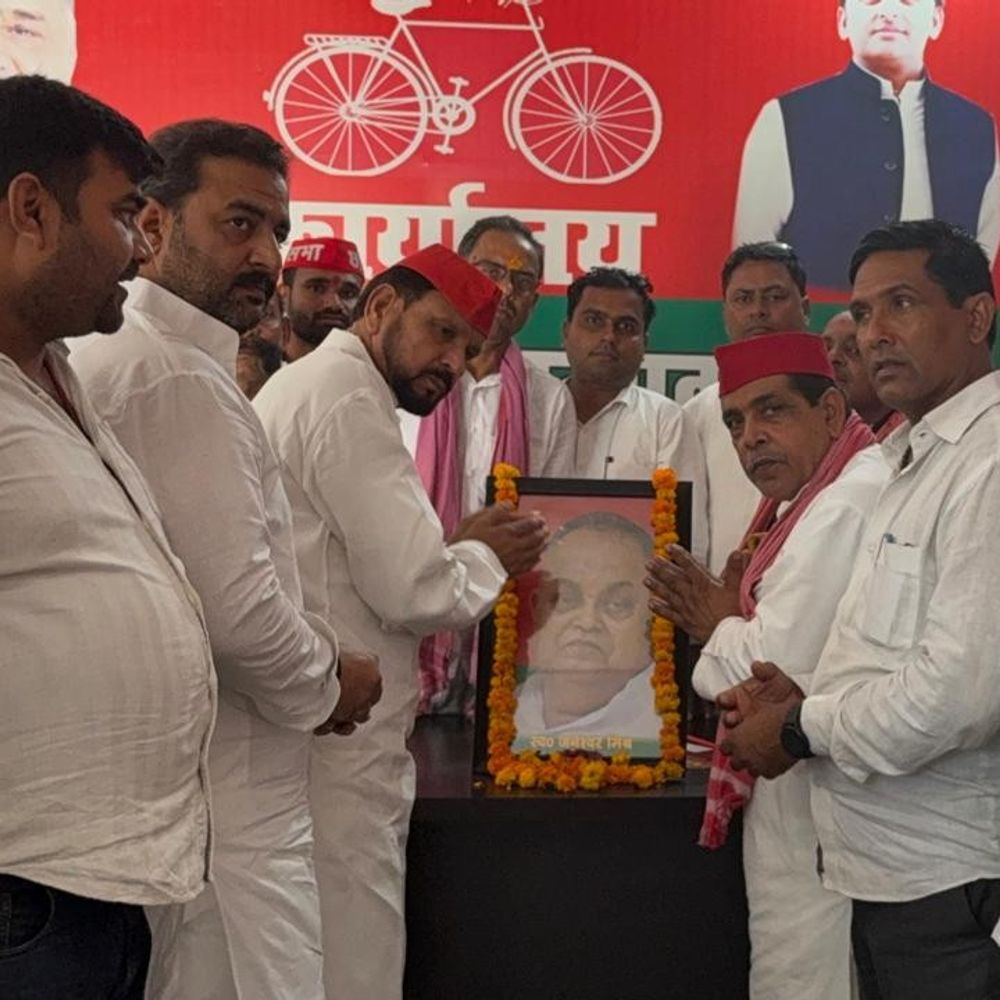 जनेश्वर मिश्र की 93वीं जयंती:अमेठी में सपा कार्यालय पर श्रद्धापूर्वक हुआ आयोजन
