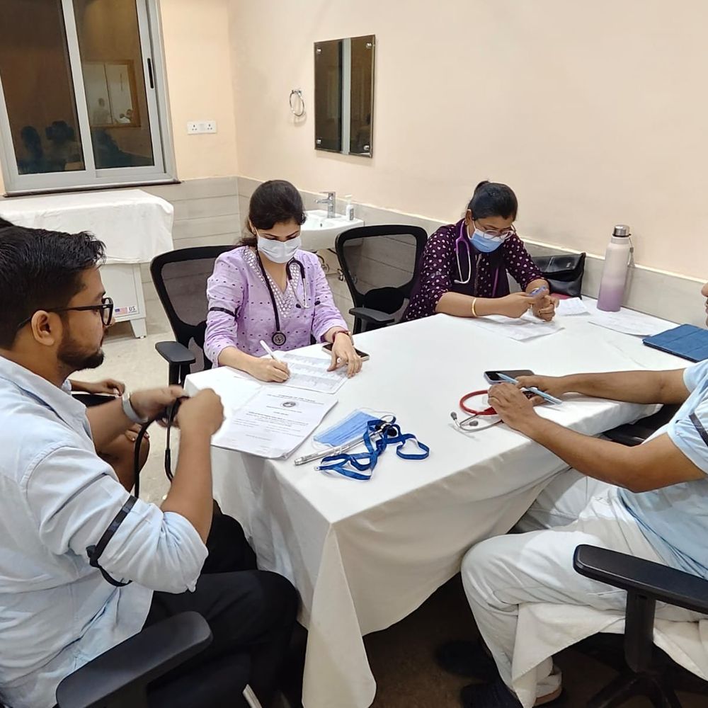 पटना एम्स के डॉक्टरों के समर्थन में PMCH के डॉक्टर:चेतन आनंद विवाद में काली पट्टी लगाकर कर रहे प्रोटेस्ट, कैंडल मार्च निकालने की दी चेतावनी