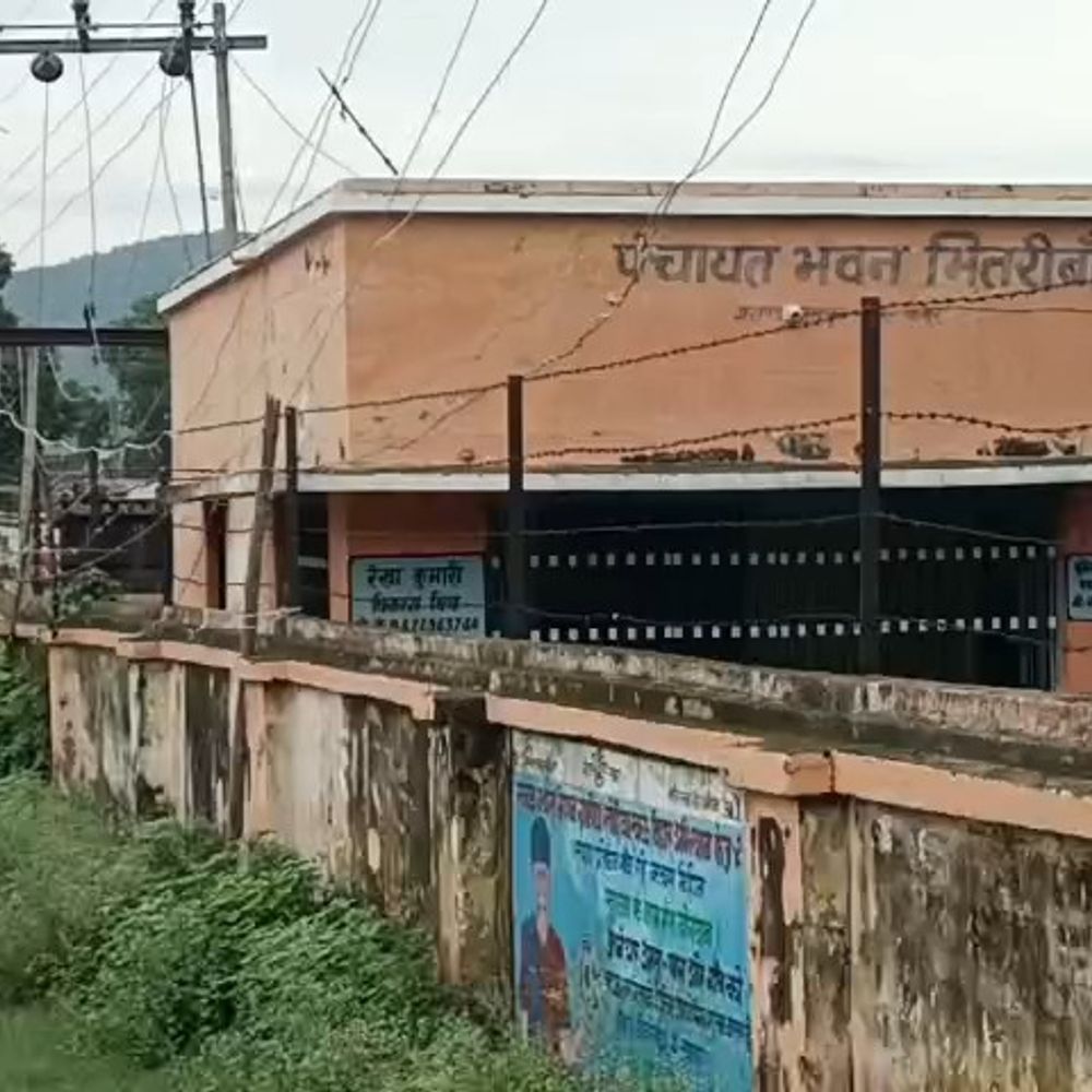 कैमूर के भीतरी बांध गांव में नेटवर्क से वंचित लोग:1 साल पहले लगा मोबाइल टावर नहीं करता काम, 2KM दूर जाने को मजबूर 2000 ग्रामीण