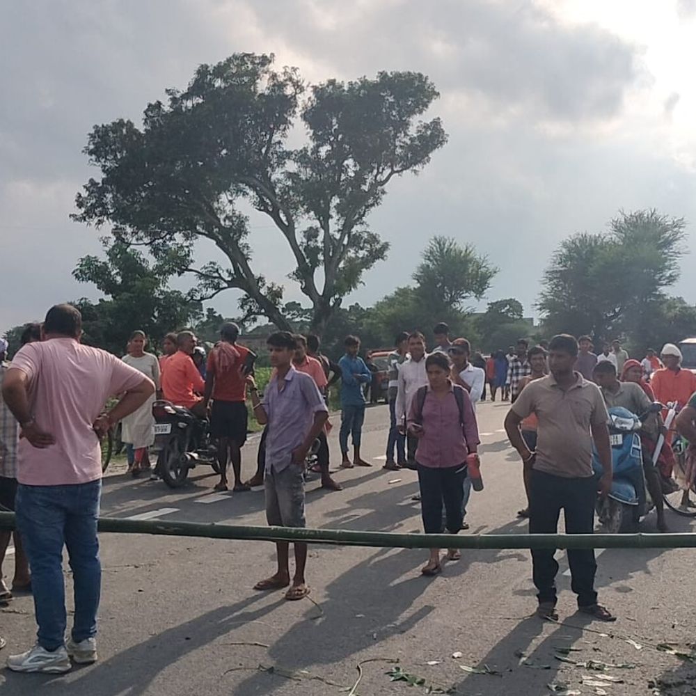 मधेपुरा में चावल लोड करते समय मजदूर की मौत:ट्रक से गिरने से गर्दन की हड्डी टूटी, आक्रोशित परिजनों ने किया सड़क जाम