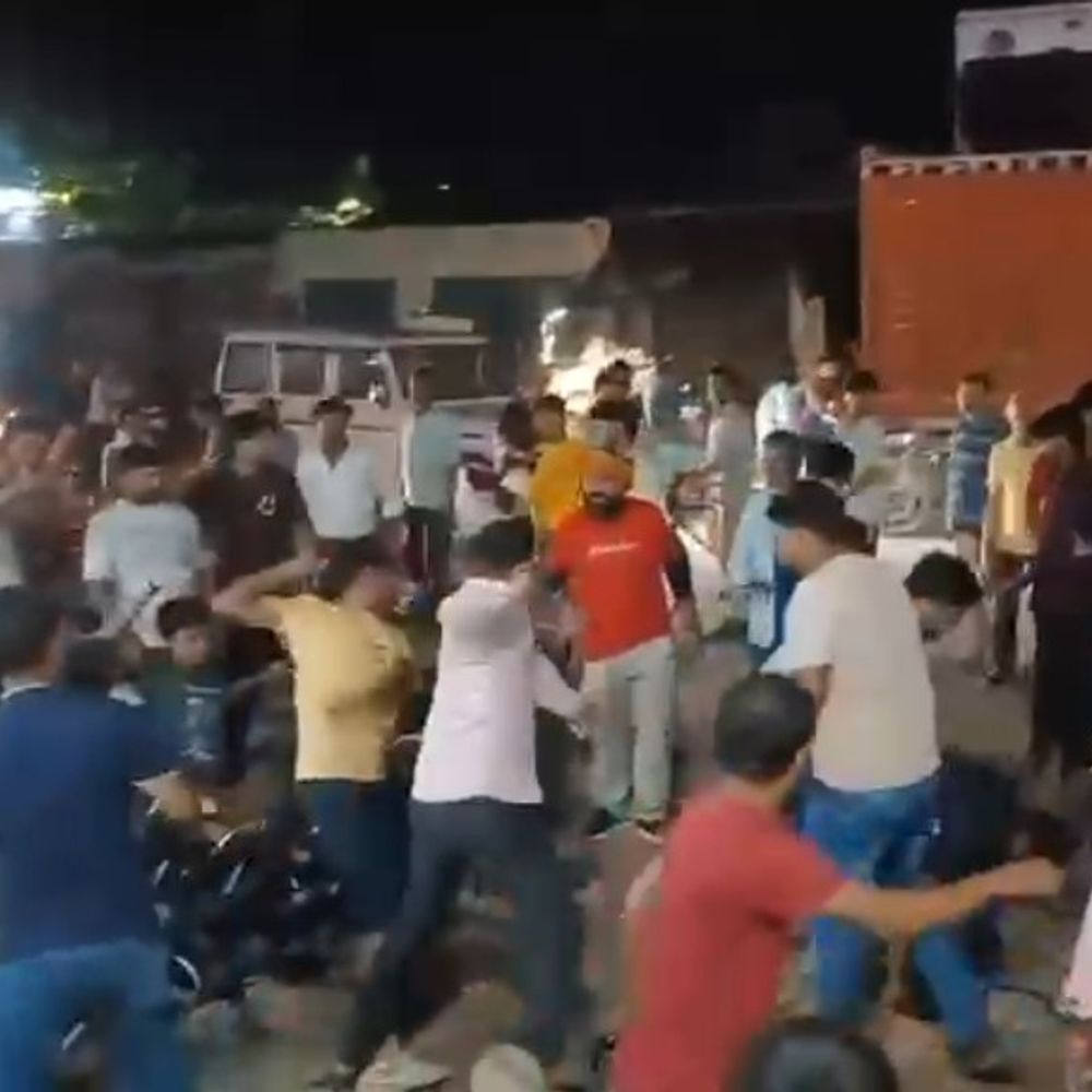 एटा में वकील की पिटाई, VIDEO:वाहनों की टक्कर के बाद युवकों ने पीटा, पुलिस कर रही आरोपियों की तलाश