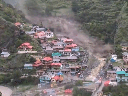 उत्तराखंड में बादल फटने का अनकट VIDEO:पहाड़ से पानी के साथ मलबा आया, नदी किनारे बसा पूरा गांव दब गया