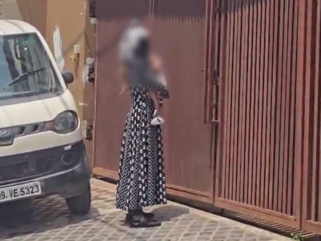 राजा रघुवंशी के घर के बाहर महिला का हंगामा:इंदौर में बोली- भाई सचिन ने मंदिर में शादी की; डेढ़ साल का बच्चा उसी का