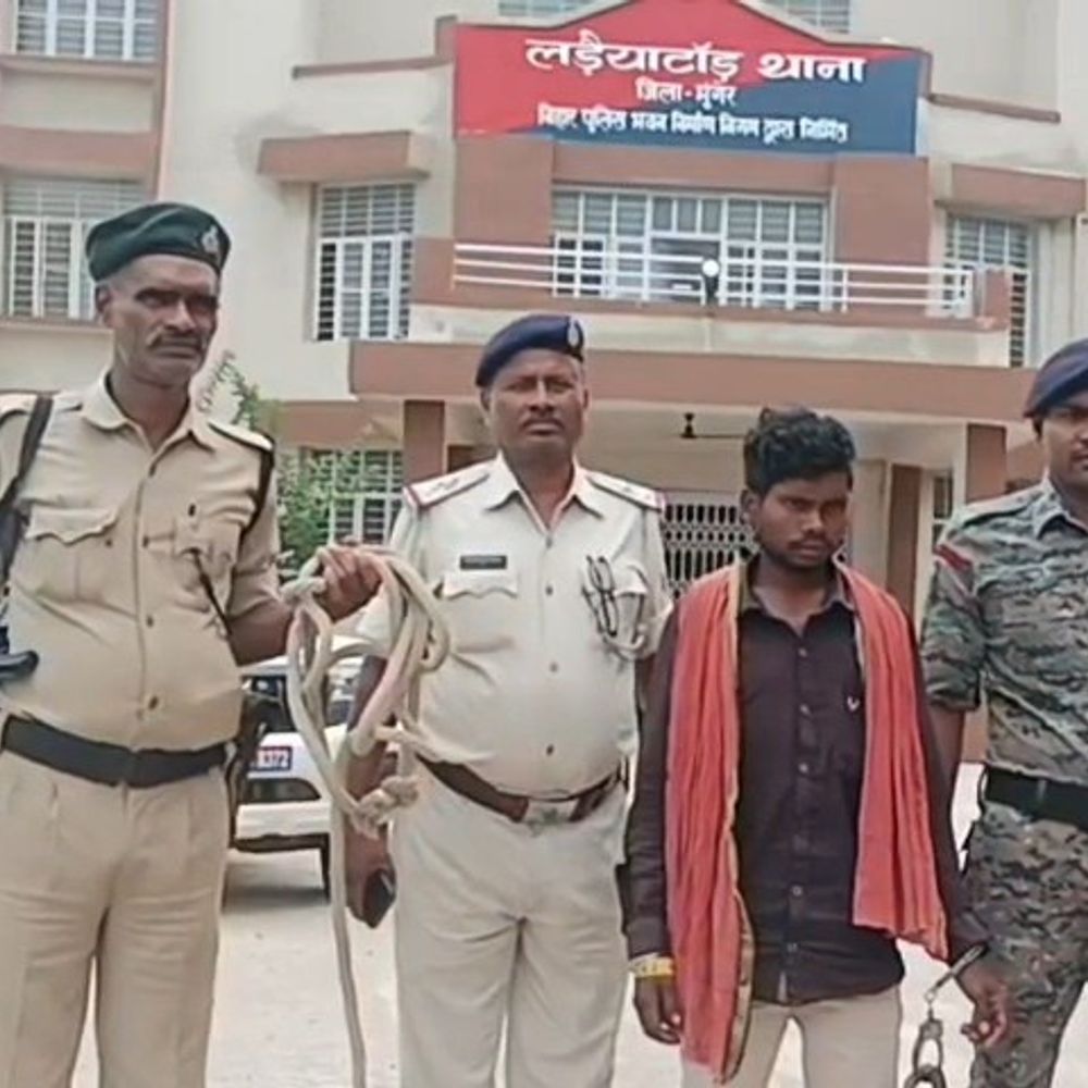 मुंगेर से नक्सली गिरफ्तार, हत्या की साजिश का आरोप:मुंगेर पुलिस और STF ने संयुक्त छापेमारी में घर से पकड़ा
