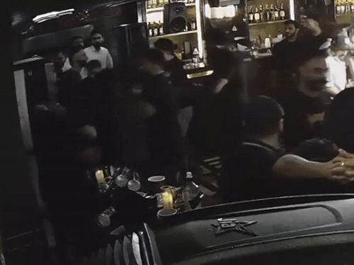 पंजाब के क्लब में कारोबारियों में मारपीट,VIDEO:जालंधर के फेमस ईस्टवुड विलेज के मालिक का बेटा-भतीजा गंभीर, सिर में शराब की बोतलें मारीं