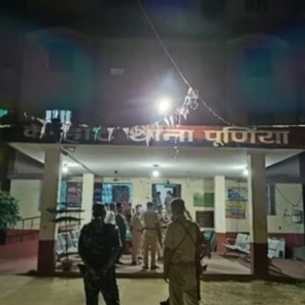 खगड़िया समाहरणालय का कर्मी गन हाउस मामले में अरेस्ट:तस्कर को मृत व्यक्ति का लाइसेंस उपलब्ध कराता था, फर्जी तरीके से बेचे थे 90 कारतूस