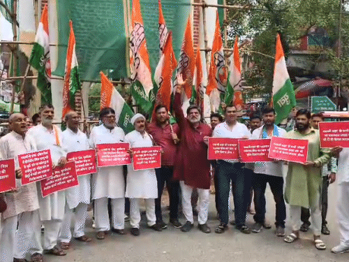 गयाजी में युवा कांग्रेस के कार्यकर्ताओं ने किया प्रदर्शन:जिला अध्यक्ष बोले- चौड़ी सड़कों पर बनें डिवाइडर, 15 घंटे ट्रैफिक पुलिस की व्यवस्था हो