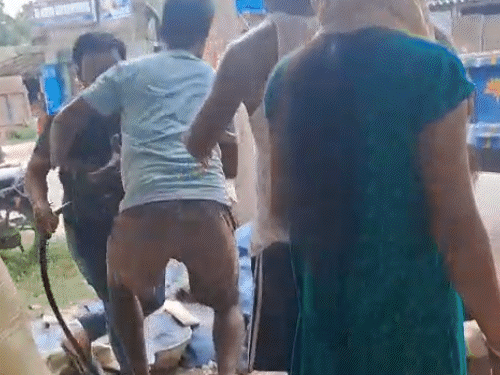 पूर्णिया में दो पक्षों में मारपीट का वीडियो वायरल:जमीनी में हिस्सेदारी को लेकर भाइयों के बीच भिड़ंत; भाभी ने देवरों पर लगाया मारपीट, लूटपाट का आरोप
