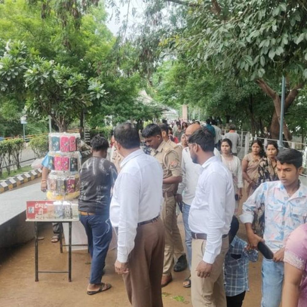 नौकायन मार्ग से GDA ने हटाया अतिक्रमण:सड़क किनारे से हटाई गईं 30 से अधिक दुकानें; 2 घंटे तक चला अभियान
