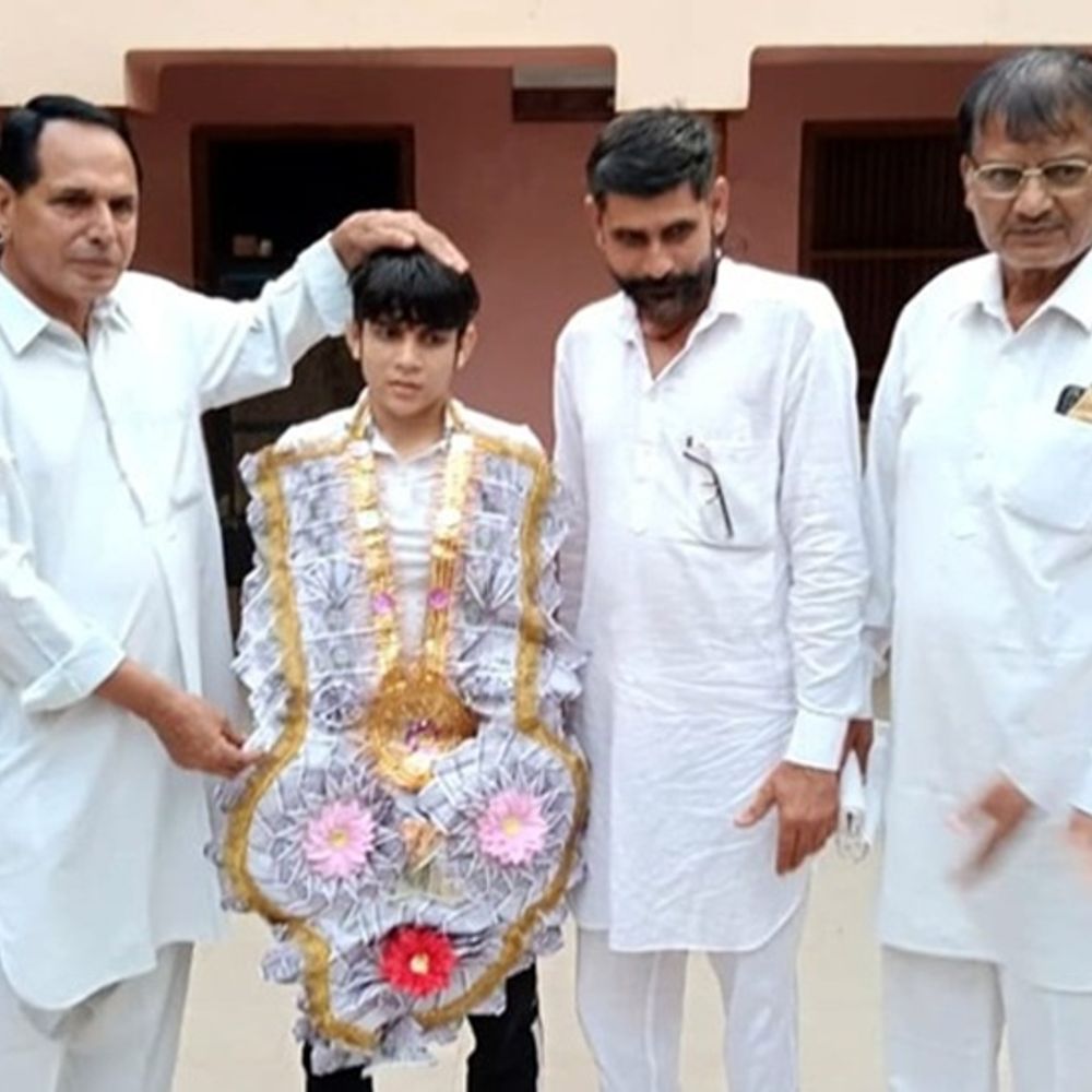 दादरी की गोल्ड मेडलिस्ट का भिवानी में हुआ स्वागत:नोटों की पहनाई माला, विश्व कुश्ती चैंपियनशिप में चीन की खिलाड़ी को हराया था