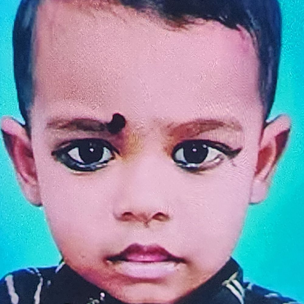 संभल में मिट्टी से लदे डंपर में घुसी कार:चंडीगढ़ से लौट रहे परिवार के 4 साल के बच्चे की मौत, 5 लोग घायल