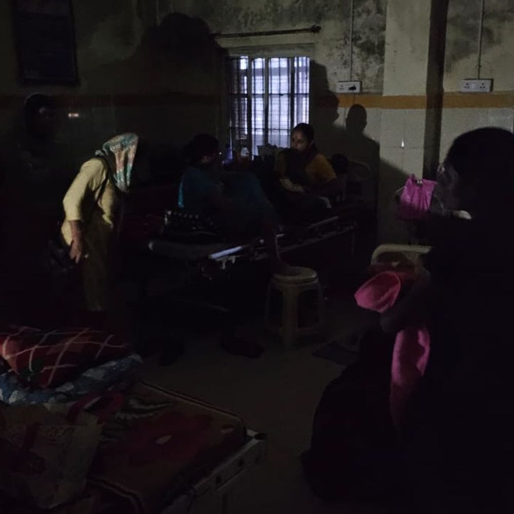 नर्मदापुरम जिला अस्पताल में फिर ढाई घंटे गुल रही बिजली:गर्मी से नवजात और प्रसूताएं बेहाल; आईसीयू और एसएनसीयू वार्ड में छाया अंधेरा