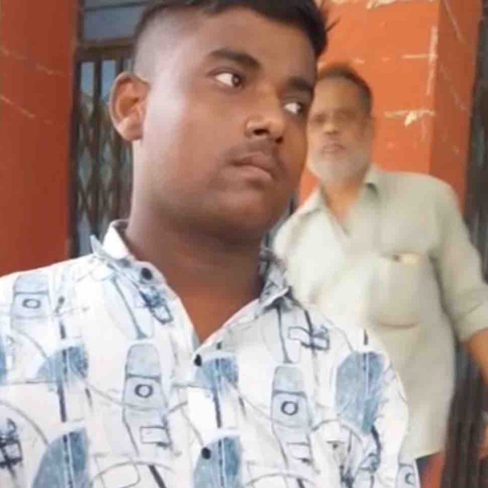 नवादा में गांजा बेचने वाला गिरफ्तार:नगर थाना प्रभारी ने तस्कर को पकड़ा, मोहल्ले के युवक हो रहे थे बर्बाद