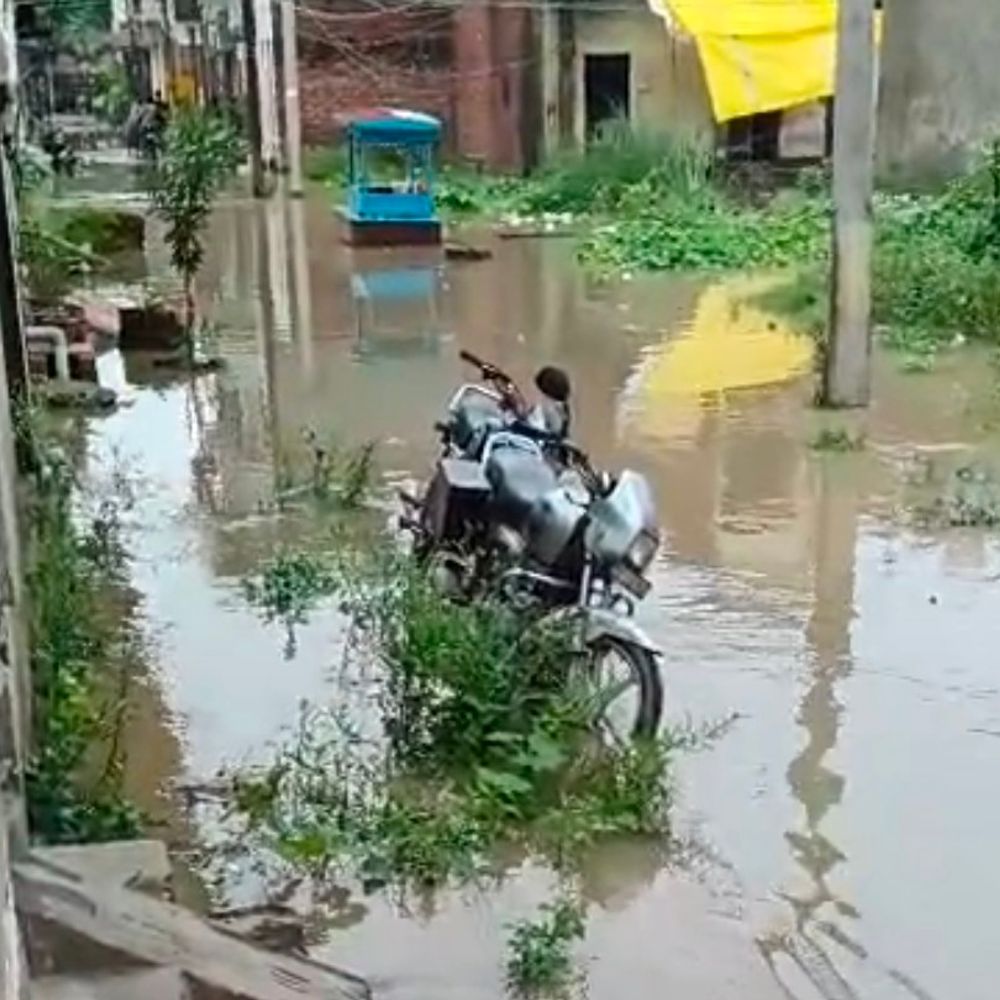 सहारनपुर की पांवधोई नदी में आया पानी:देवकी पुरम कॉलोनी में घरों में घुसा पानी, प्रशासन अलर्ट
