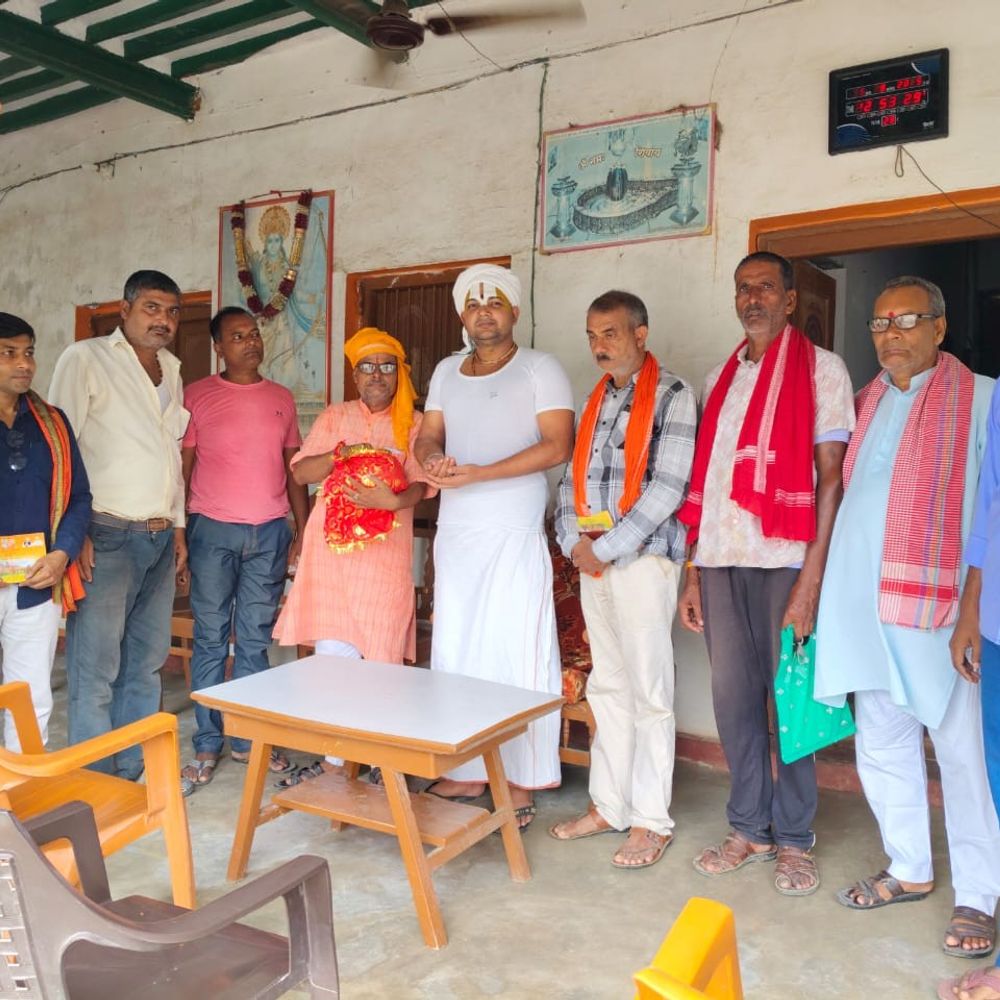सीतामाता के मंदिर निर्माण के लिए बांटे अक्षत:सीतामढ़ी में होने वाले भूमि पूजन के लिए मठ-मंदिरों और गांवों में दिया निमंत्रण