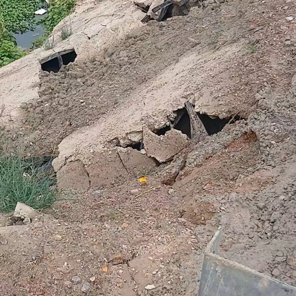 मोकामा-बख्तियारपुर फोरलेन के साइड स्लोप पर कई गड्ढे:पहली बारिश में ही आने लगी दरारें, भ्रष्टाचार का आरोप लगा रहे हैं लोग