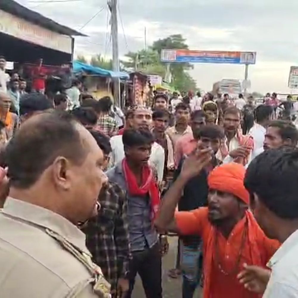 बहराइच में डंपर और मिनी ट्रक की टक्कर:ट्रक पलटने से महिला की दबकर मौत, चालक फरार