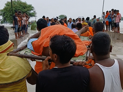 पानी के तेज बहाव के बीच एबुंलेंस ने उतारी लाश:शव को 5KM दूर गांव ले गए परिजन, बोले-ये व्यक्ति की नहीं सिस्टम की मौत