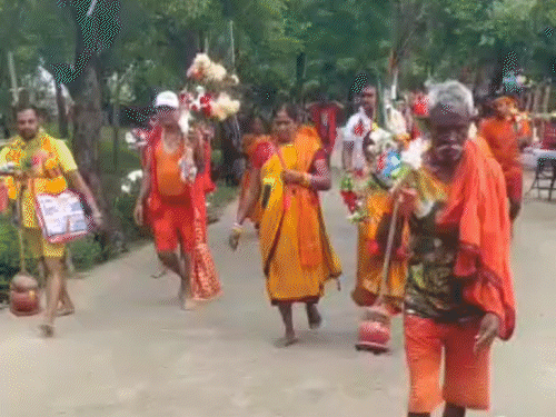 कांवर में लालटेन बांधी,तेजस्वी के CM बनने की कामना की:गयाजी के सूरज ने देवघर में किया जलाभिषेक, कहा- RJD नेता के साथ फोटो लेना सपना