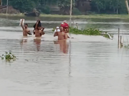 बाढ़ में डूबे श्मशान घाट, सड़क किनारे हो रहा संस्कार:पटना, मनेर-फतुहा में लोग बोले- रास्ता इतना खराब कि पैर फिसल रहा, नगर निगम ऑफिस भी डूबा