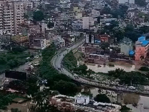 80 फीट की ऊंचाई से अस्सी घाट का ड्रोन VIDEO:पहली मंजिल तक मकान डूबे , कई दिनों से लोग घरों में कैद, नावें सहारा