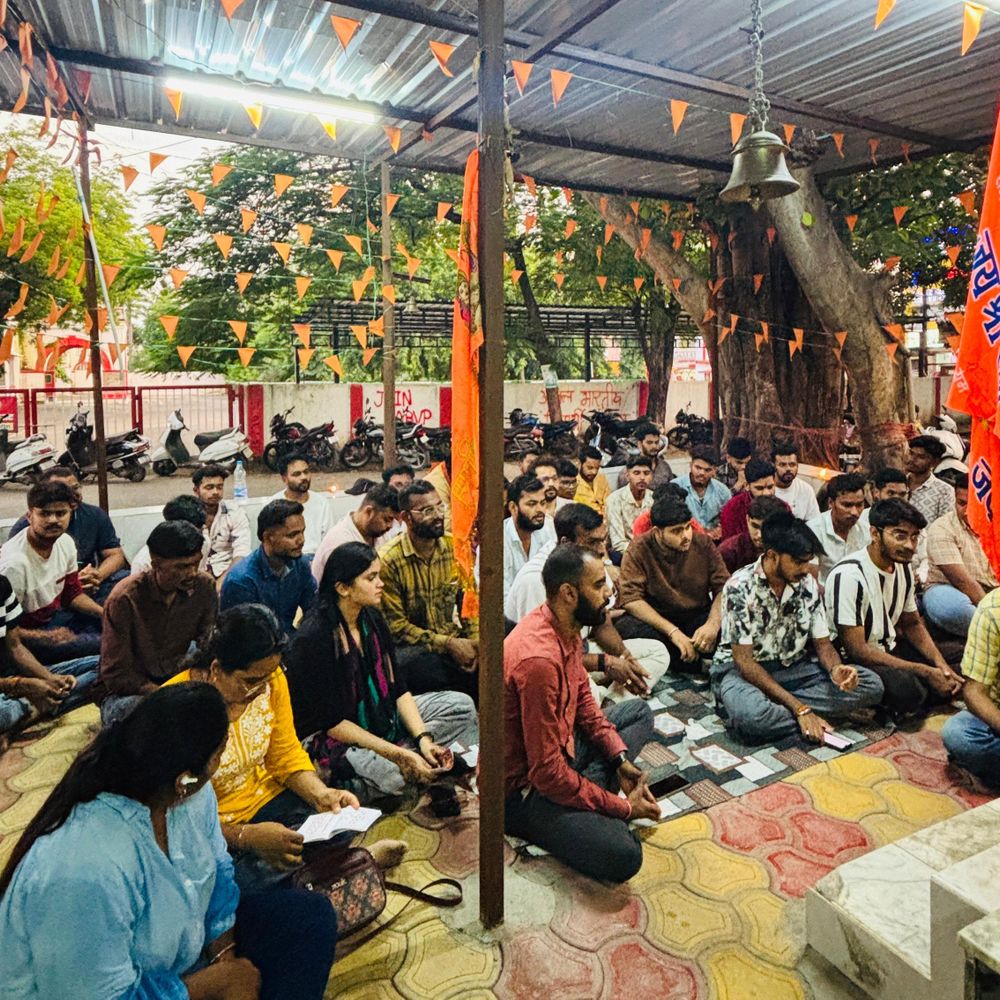 अटल-यूनिवर्सिटी के कुलपति को सद्बुद्धि देने मंदिर में पूजा:छात्रों ने हनुमान चालीसा का पाठ कर प्रसाद बांटा; कर्मचारियों की सेवा बहाली-पदोन्नति की मांग