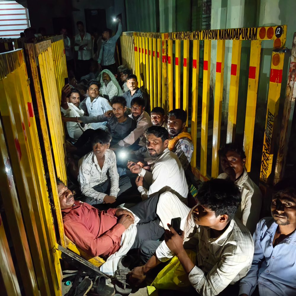 यूरिया के लिए रात से लाइन में लगे किसान:हरदा में बोले- एक महीने से नहीं मिल रही खाद; पीली पड़ने लगी फसल