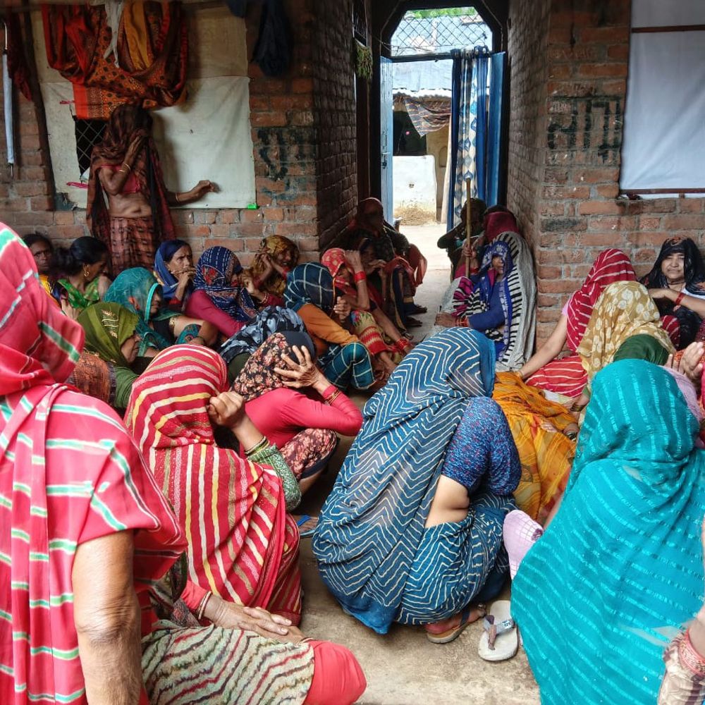 जालौन में ​​​​​​​विवाहिता ने की आत्महत्या:फंदे से लटता मिला शव, परिवार के लोग गए थे खेत