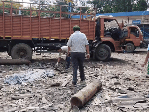 मोहाली के इंडस्ट्रियल एरिया में ब्लास्ट, 2 की मौत:3 की हालत गंभीर, फैक्ट्री की छत उड़ी; 1 किलोमीटर दूर तक बिखरे सिलेंडर के टुकड़े