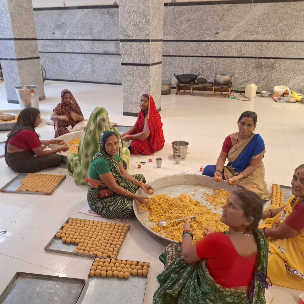 रक्षाबंधन पर बाबा महाकाल को सवा लाख लड्डुओं का भोग:शुध्द घी, बेसन और ड्रायफ्रुट्स से बन रहे लड्डू; सबसे पहले महाकाल को बंधेगी राखी