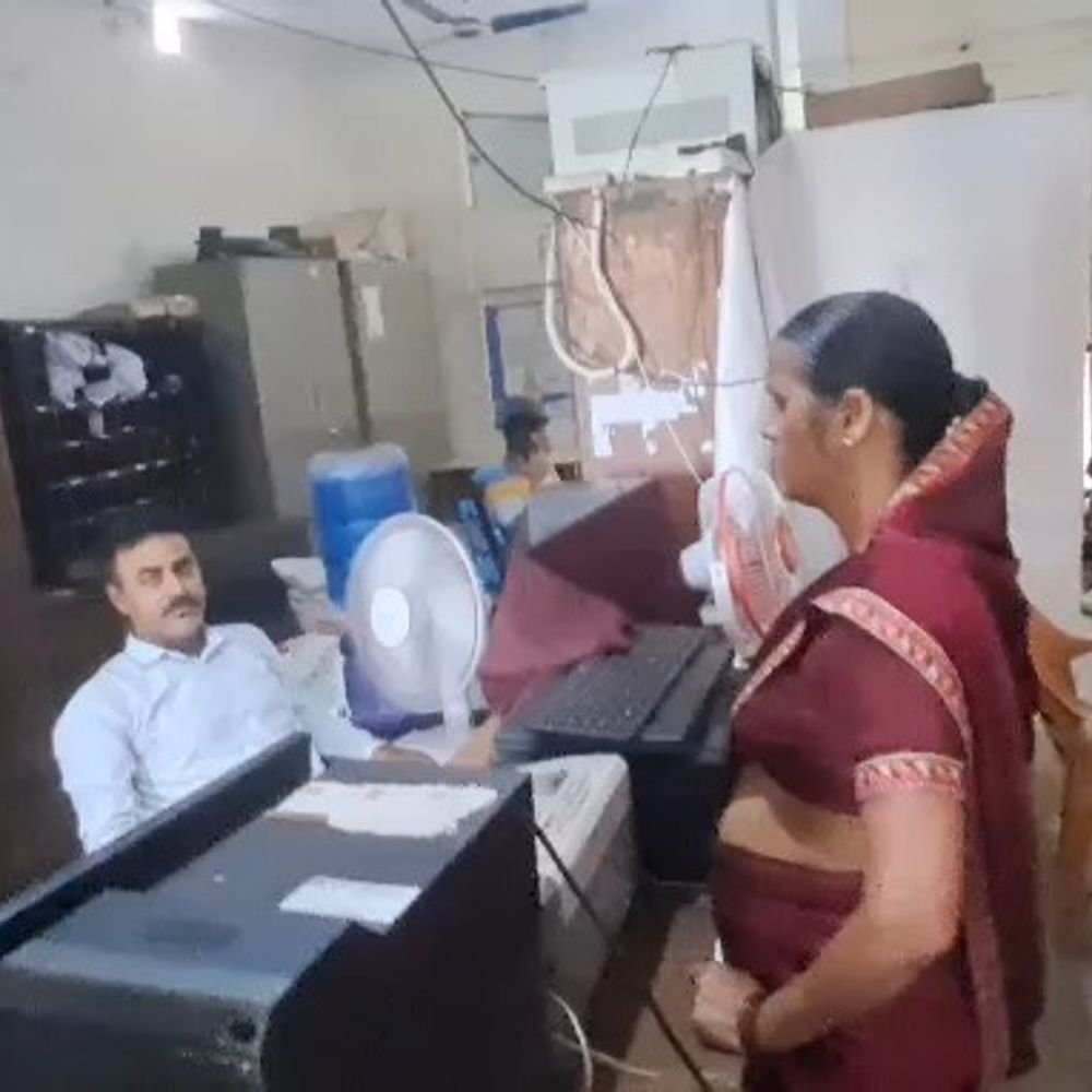 मोहनिया डाकघर में 5 दिन से ऑनलाइन सेवाएं ठप:कैमूर में IT 2.0 अपग्रेड बना बाधा, रक्षाबंधन से पहले बढ़ी लोगों की परेशानी
