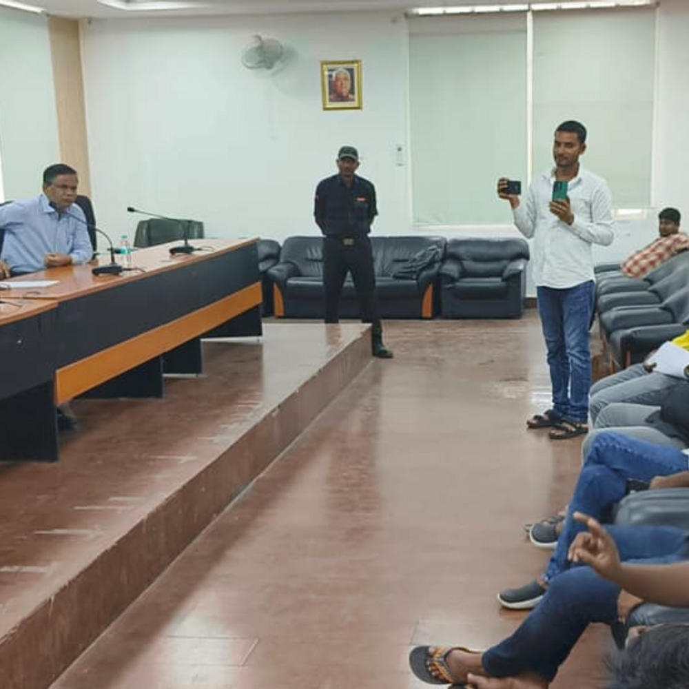 पूर्णिया यूनिवर्सिटी के कुलपति से मांगा कार्यकाल का रिपोर्ट कार्ड:विश्वविद्यालय परिसर में चिपकाया लेटर, 12 मांग पूरी नहीं करने पर आंदोलन की चेतावनी