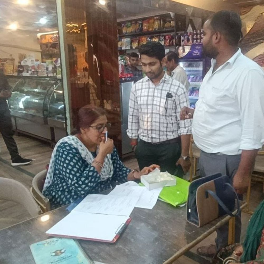 गंदगी मिलने पर मयूरी राजस्थान मिष्ठान भंडार सील:रक्षाबंधन को लेकर मिष्ठान दुकानों की जांच, मिठाइयों के सैंपल लेकर जांच के लिए भेजे