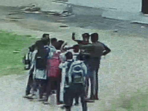 चोरी के 500-500 के नोट स्कूली बच्चों में बांटे, VIDEO:बोले- कुछ खा लेना, तीन चोर दिनदहाड़े पांच मकानों से कैश-ज्वेलरी ले गए थे