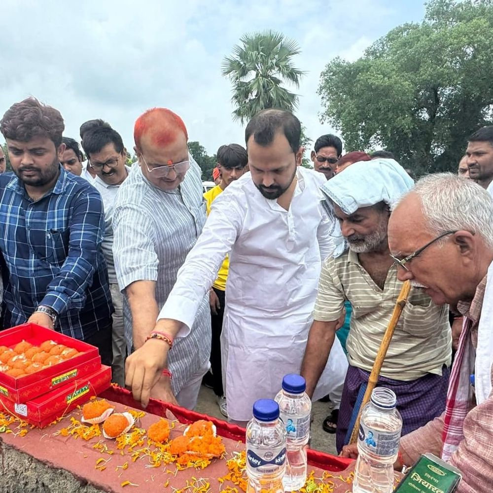 जलालपुर से सरैया जाने वाली सड़क का शिलान्यास:विधायक ने कहा - चुनाव से पहले सभी आवश्यक कार्य पूरे करेंगे