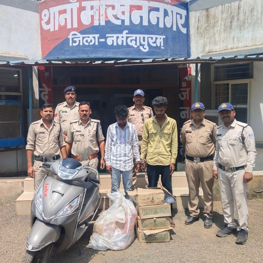 नर्मदापुरम के शराब तस्कर माखननगर में अरेस्ट:स्कूटी की डिक्की तक में भरी मिली शराब, नर्मदा किनारे बेचने ले जा रहे थे