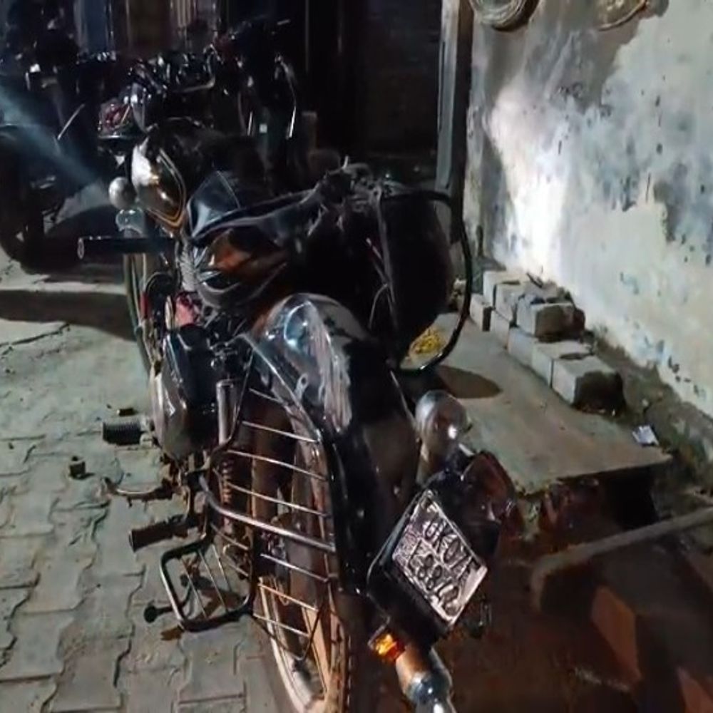 वृंदावन में तेज रफ्तार थार का तांडव:कई वाहनों को मारी टक्कर, लोगों ने पथराव कर रोकी गई गाड़ी