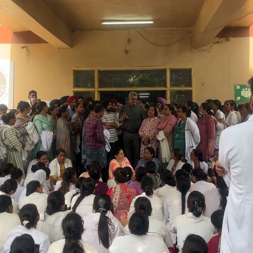 जीएनडीएच में नर्स से मारपीट पर नर्सिंग स्टाफ ने किया प्रदर्शन, केस दर्ज करने की मांग की