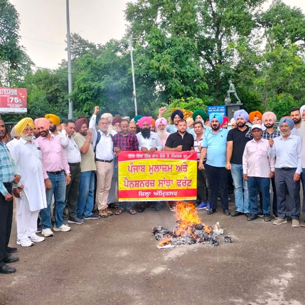 पंजाब मुलाजिम और पैंशनर्स सांझा फ्रट ने डीसी दफ्तर के समक्ष फूंका मुख्यमंत्री और वित्त मंत्री का पुतला