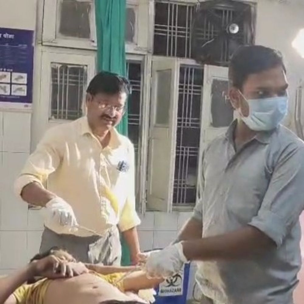 तेज रफ्तार बस ने बाइक सवार युवक को मारी टक्कर:गंभीर घायल; शिवपुरी के परिच्छा पेट्रोल पंप के पास हुआ हादसा