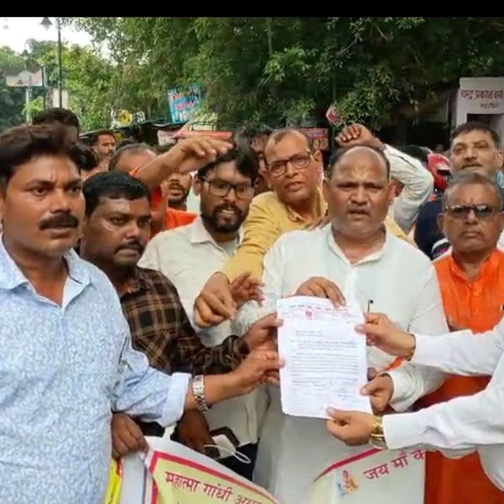 सपा सांसद पर तेली समाज की नाराजगी:अभद्र टिप्पणी के विरोध में बरेली में प्रदर्शन, कार्रवाई की मांग