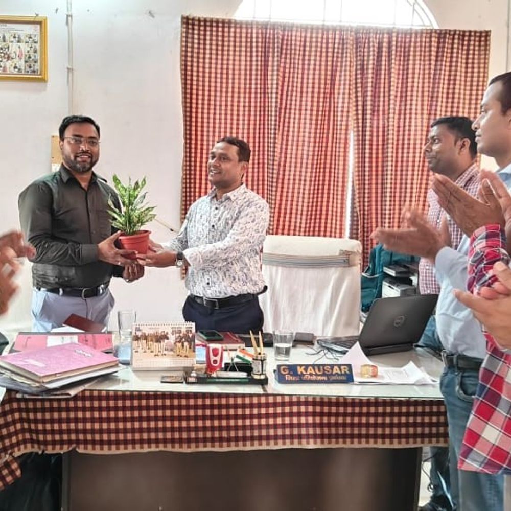 शिवहर में जीविका के नए डीपीएम ने संभाला पदभार:पौधा देकर किया गया स्वागत, महिला सशक्तिकरण को मिलेगी प्राथमिकता