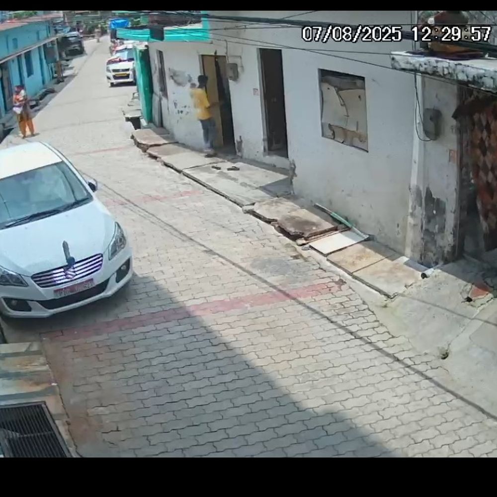 घर के अंदर बिस्तर से मोबाइल चोरी:लखनऊ में चोर CCTV में कैद, मालिक के बाहर जाने के 15 मिनट में वारदात