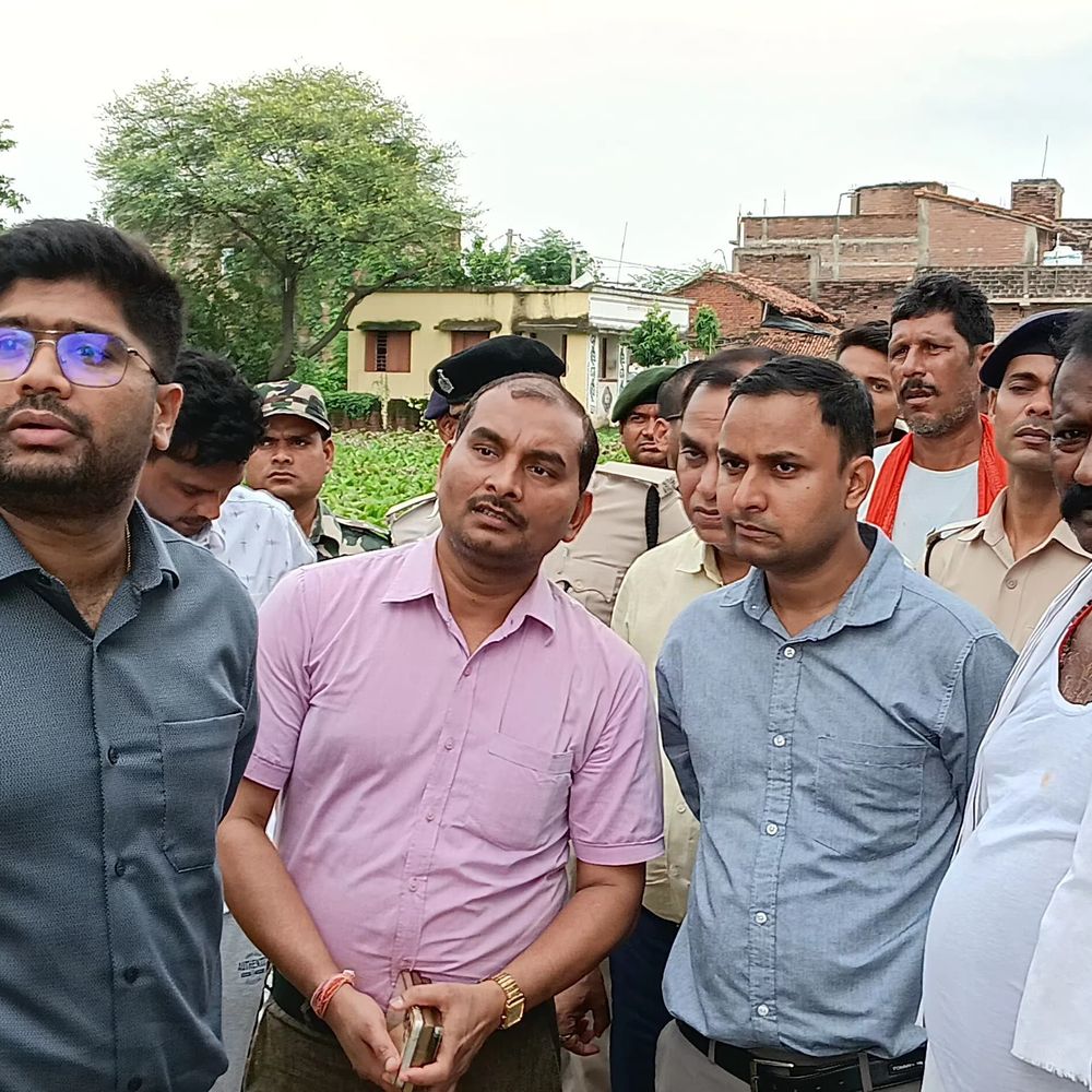 मुंगेर में गंगा खतरे के निशान से ऊपर बह रही:छह प्रखंडों में बाढ़ जैसे हालात, नाव के बिना बच्चे 'नाद' में स्कूल जाने को मजबूर