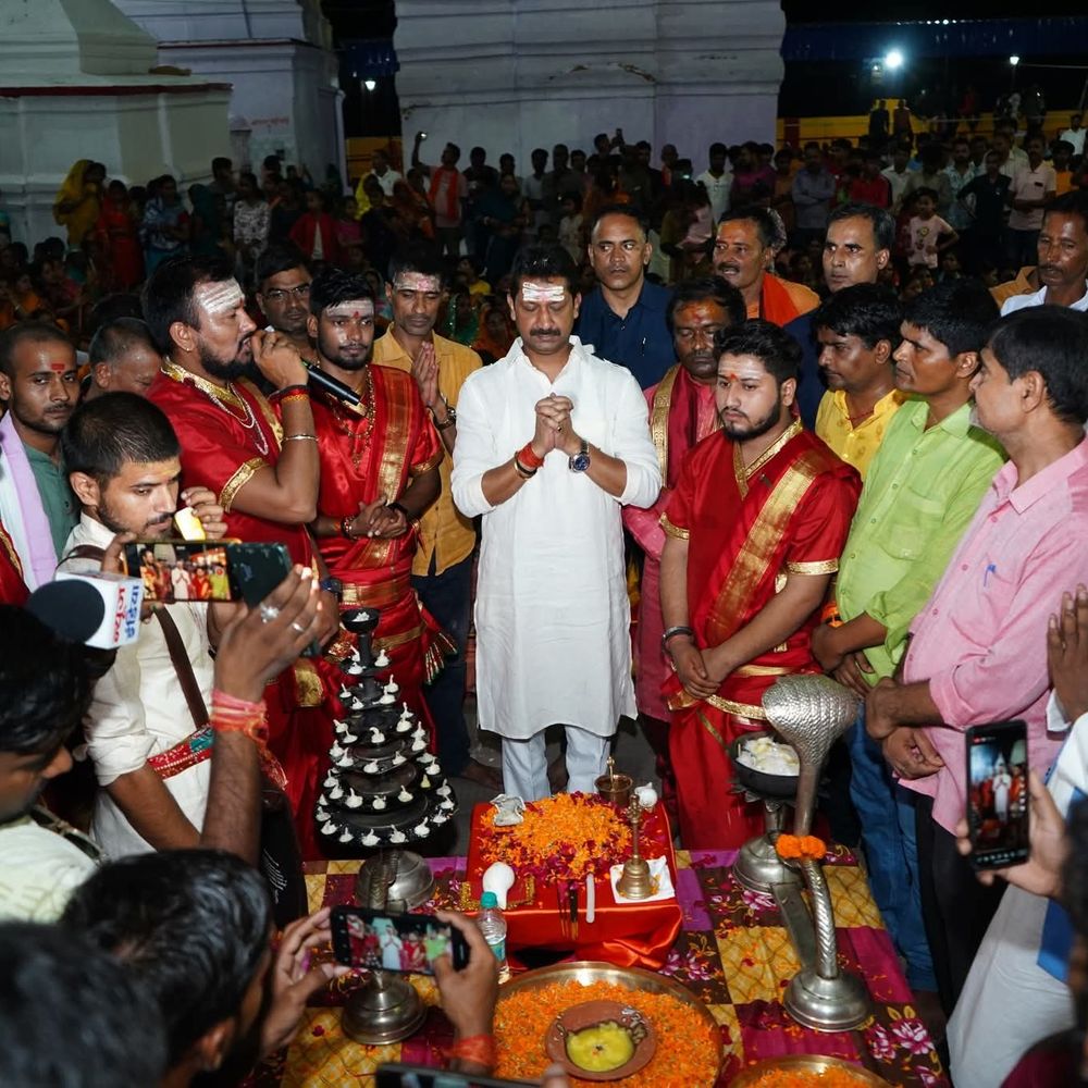 बाबा धनेश्वर नाथ मंदिर में महाआरती का आयोजन:मंत्री सुमित कुमार सिंह ने किया शिवलिंग पर जलाभिषेक, हजारों श्रद्धालु हुए शामिल
