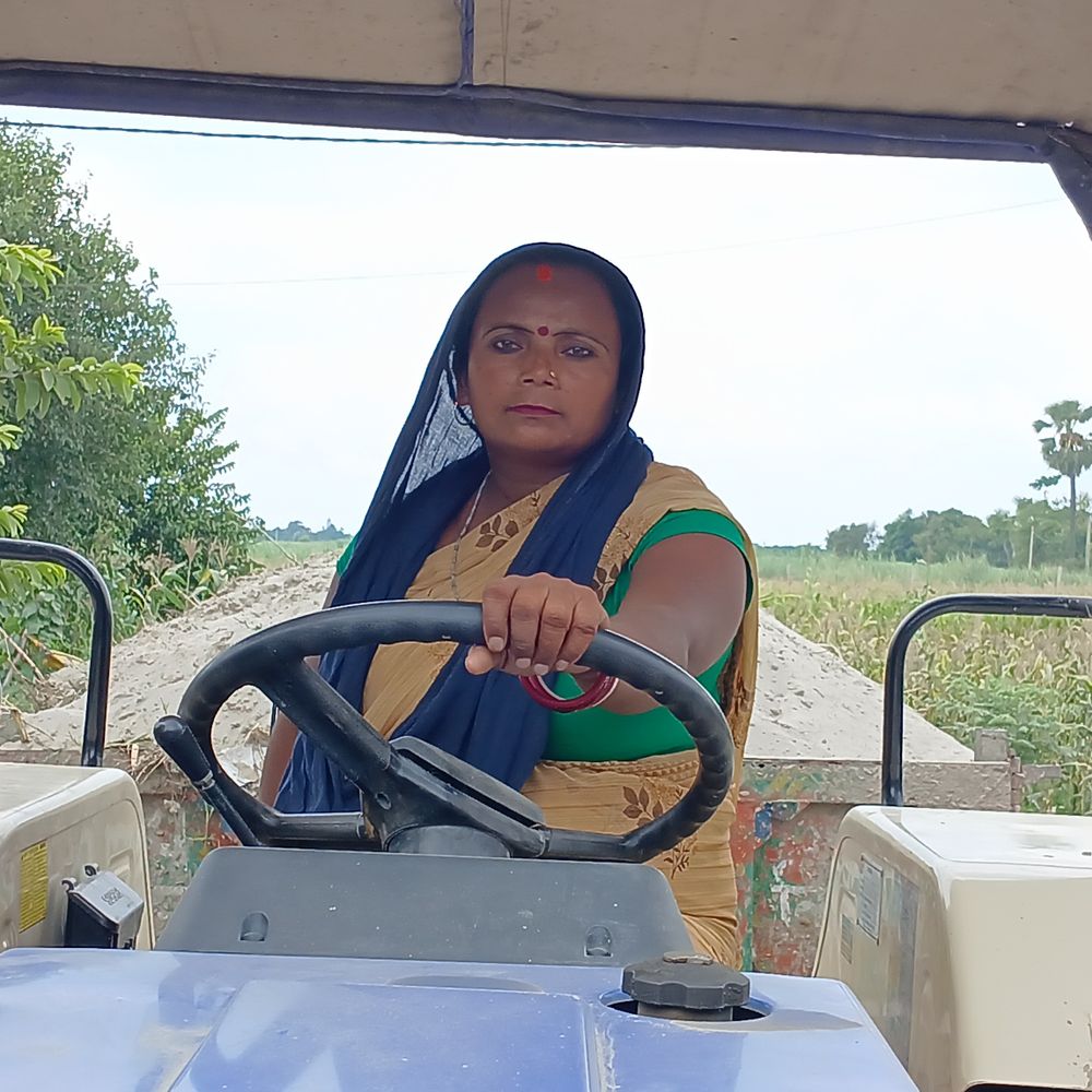 ट्रैक्टर चलाकर दिव्यांग पति का बनी सहारा पत्नी:लोन पर खरीदकर यूट्यूब से सीखा चलाना; बच्चों को पढ़ाकर अधिकारी बनाना चाहती