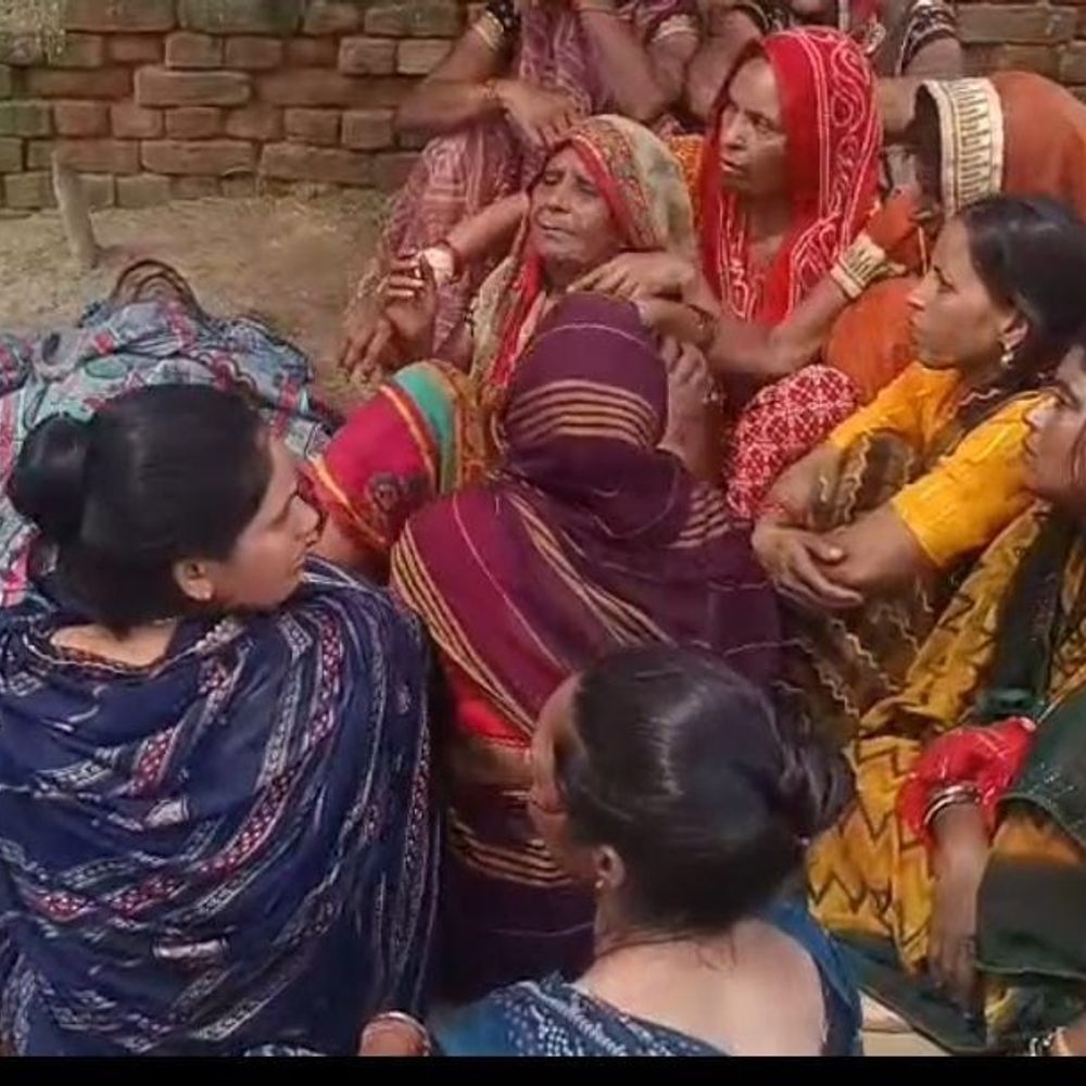 छत पर सोए युवक की करंट लगने से मौत:औरैया में उठते समय खुले तार से हुआ संपर्क, नीचे गिरते ही दम तोड़ा